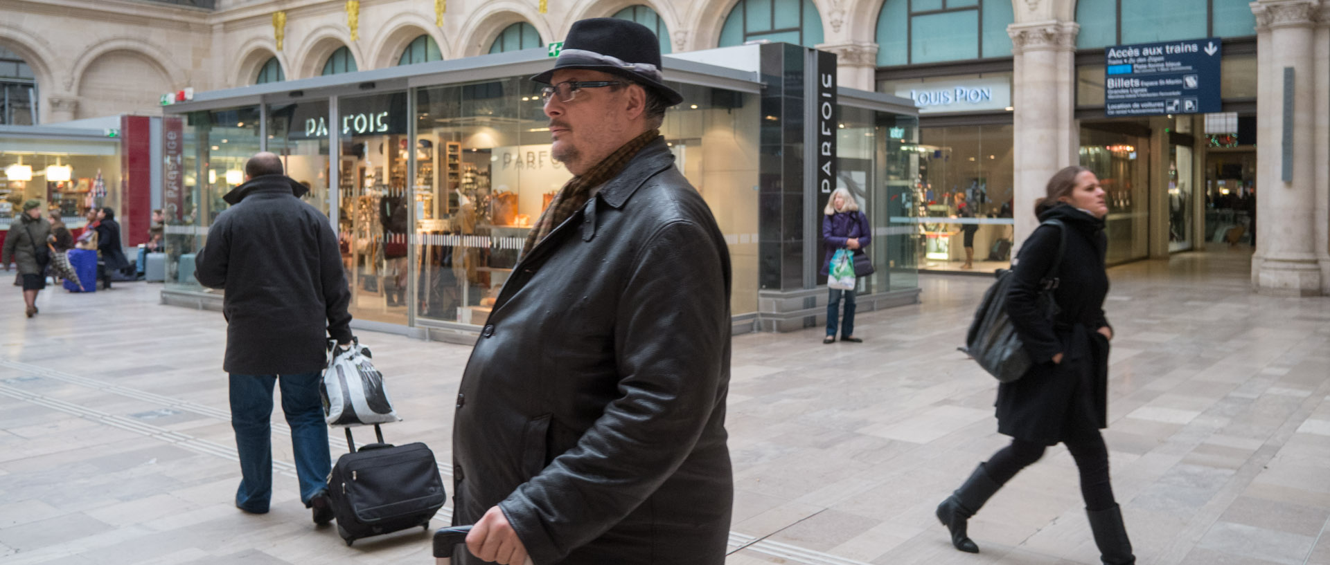 Voyageurs dans le hall de la gare de l'Est, à Paris.