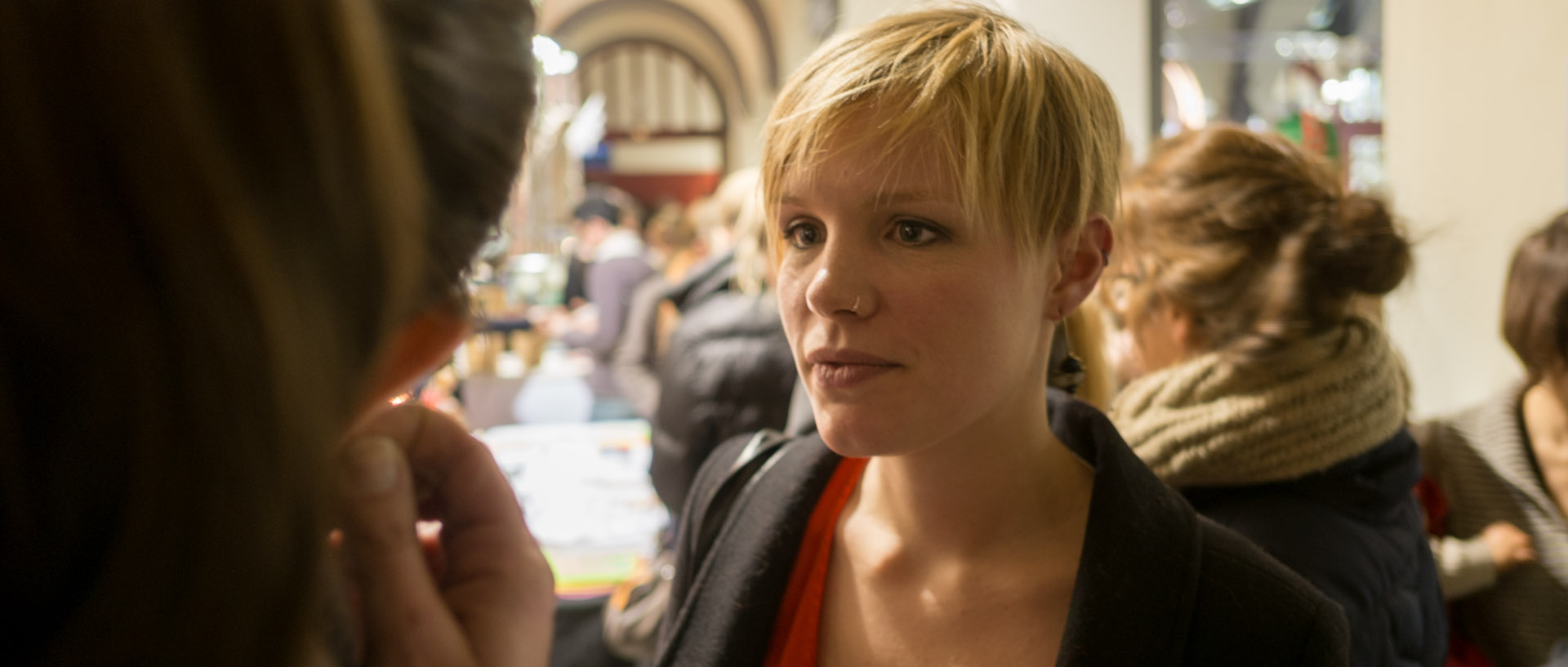 Jeune femme au marché des modes, à l'ENSAIT de Roubaix.