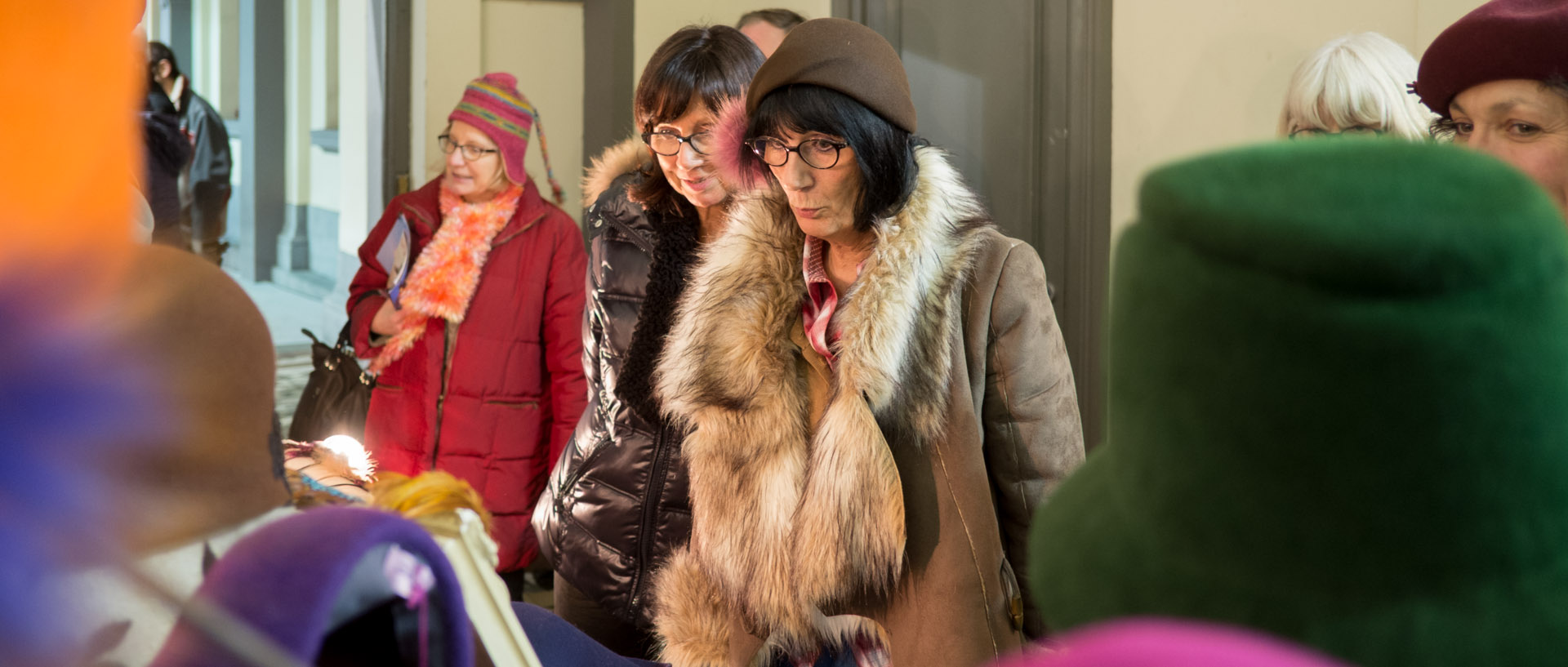 Vente de chapeaux au marché des modes, à l'ENSAIT de Roubaix.