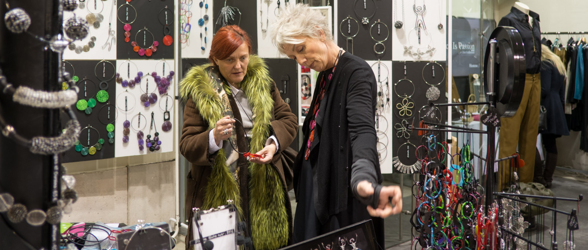 Vente de bijoux au marché des modes, à l'ENSAIT de Roubaix.