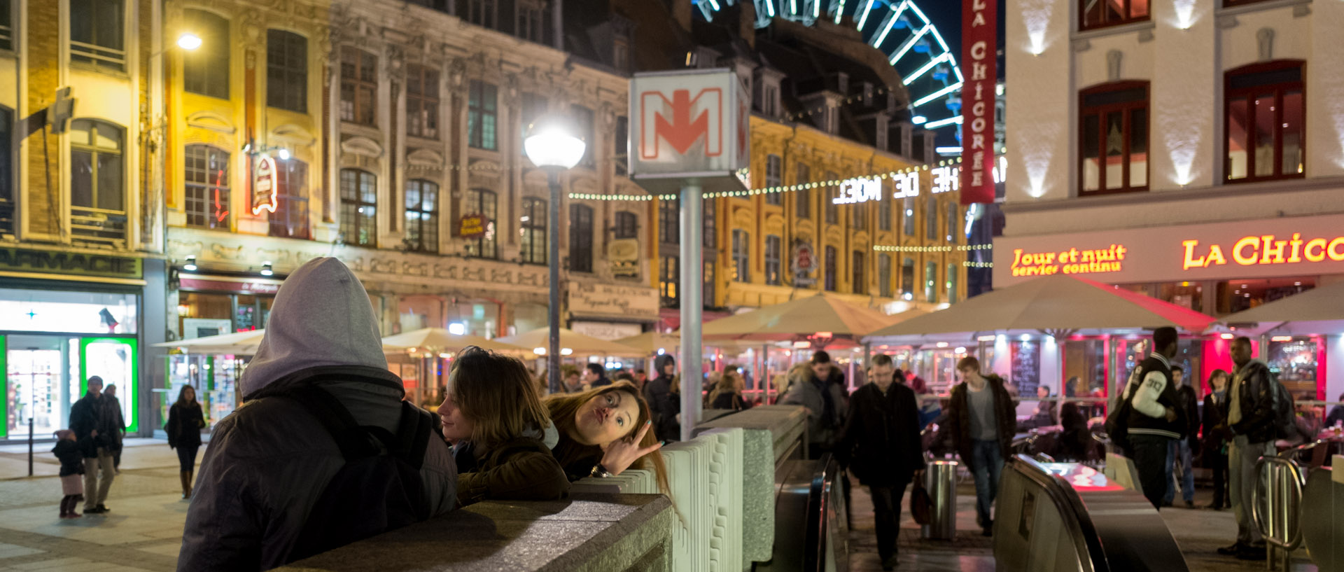 Jeune fille faisant le V de la victoire, place Rihour, à Lille.