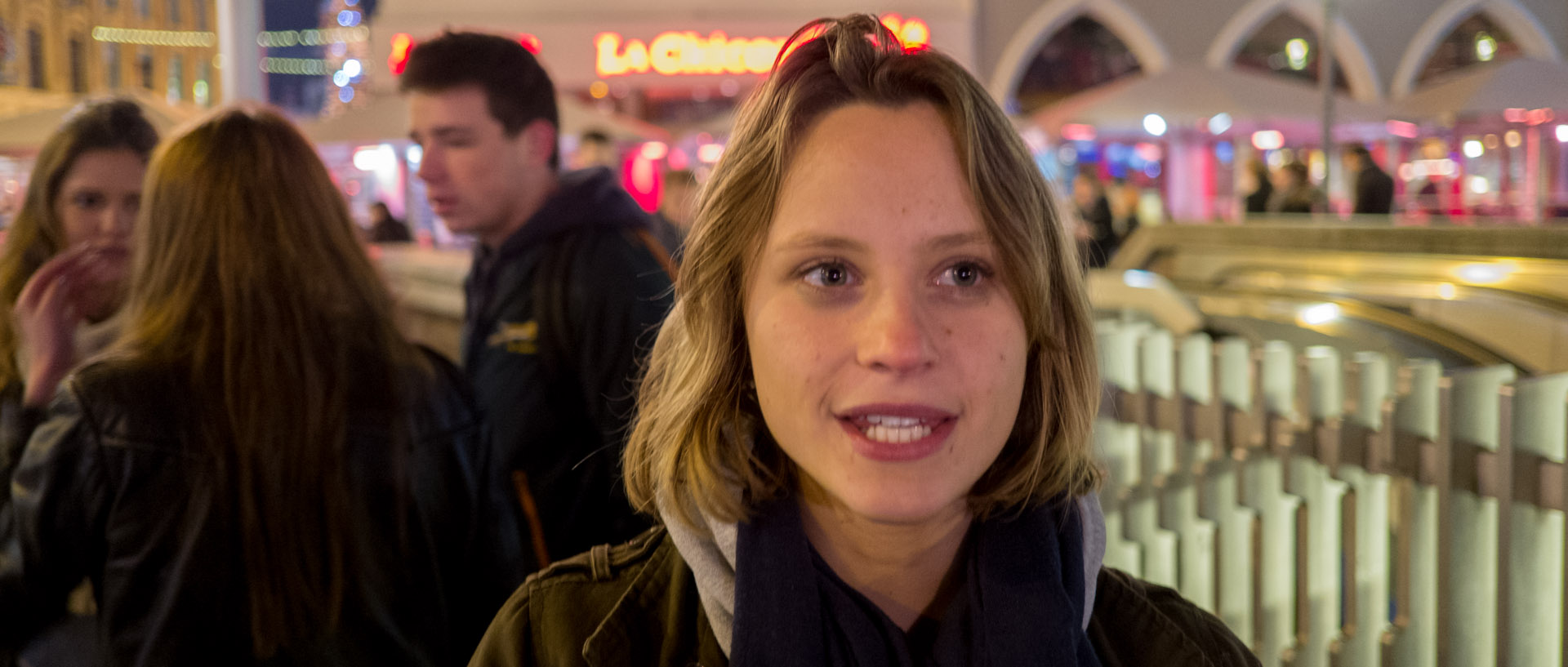 Jeune fille, place Rihour, à Lille.