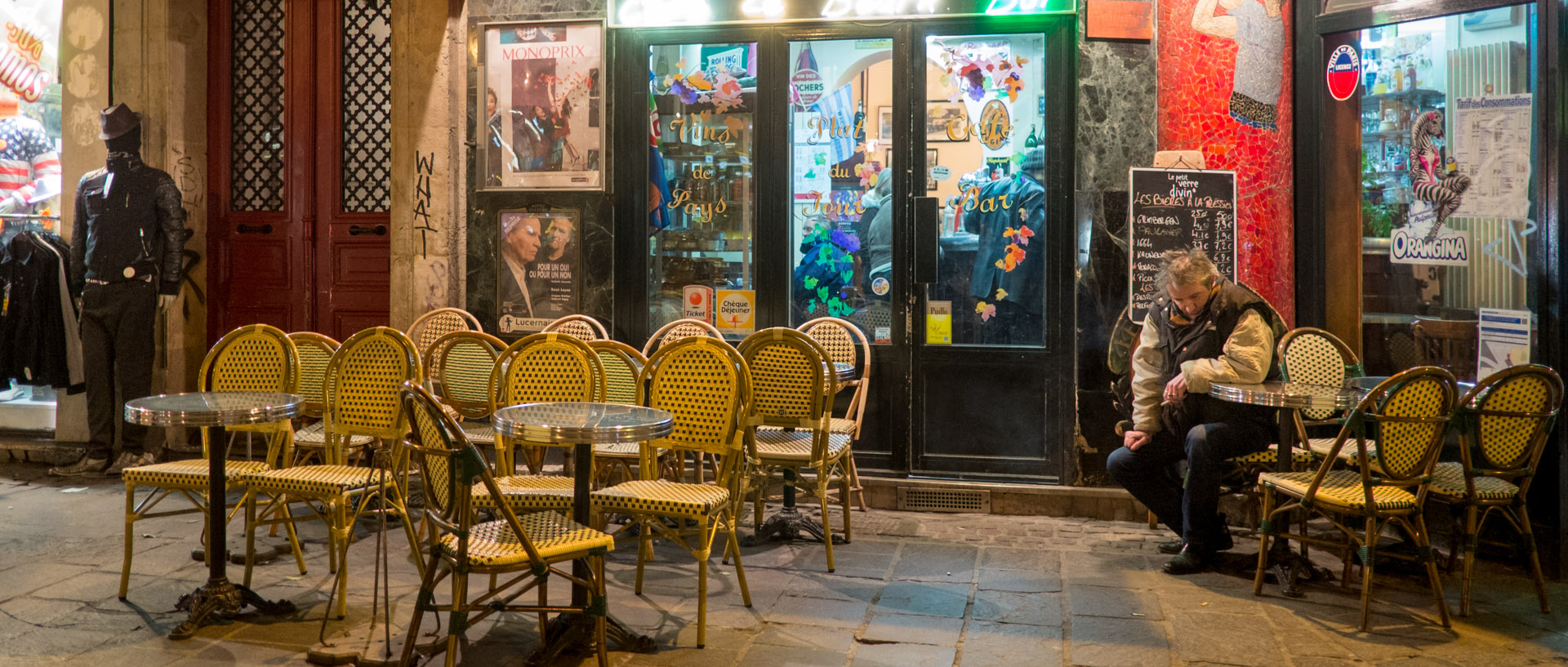 Terrasse de café, place Sainte-Opportune, à Paris.