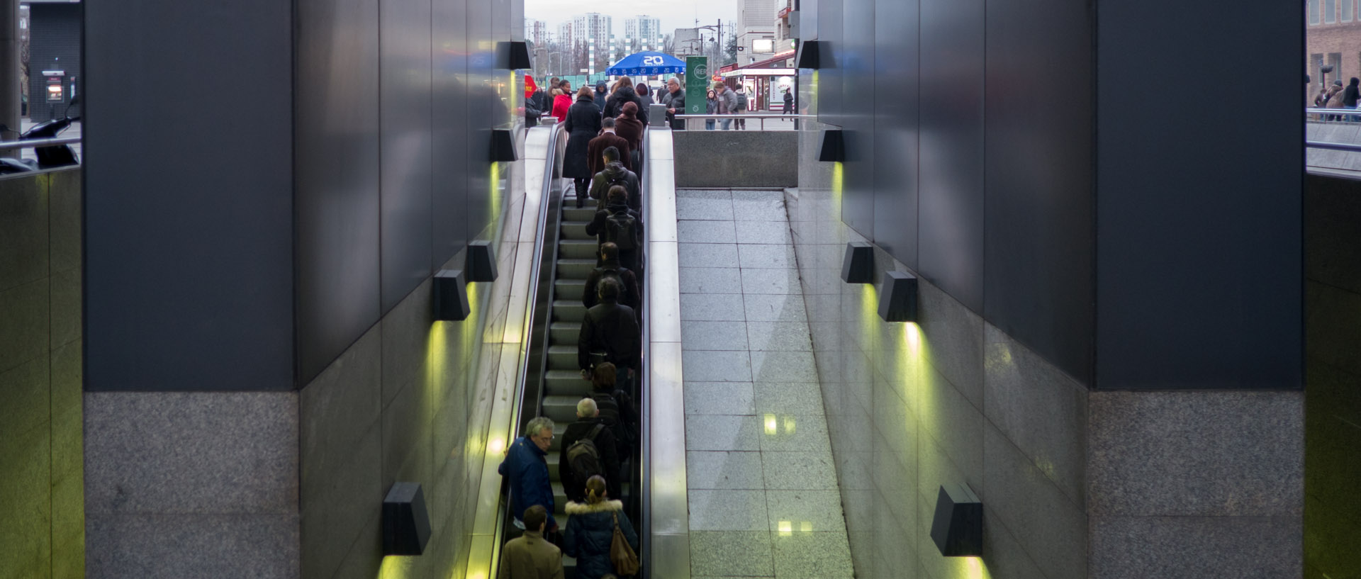 Escalator de la station de RER Nanterre préfecture.