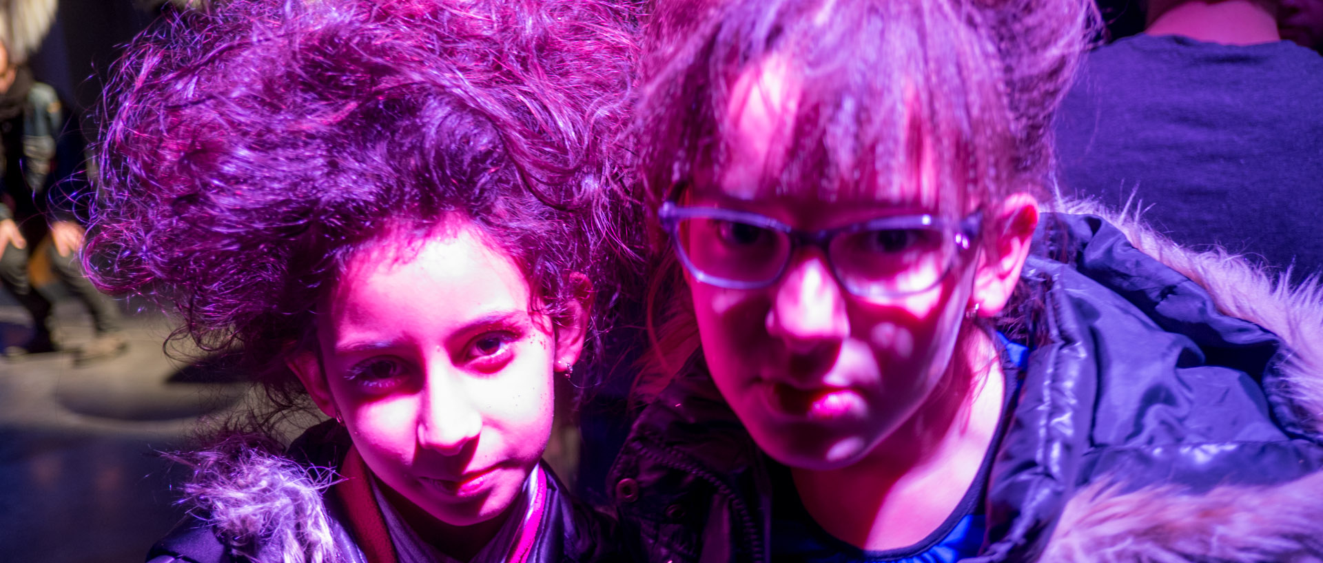 Jeunes filles sortant du salon de coiffure de Charlie Le Mingu, au jardin des modes, faubourg des Postes, à Lille sud, dans le cadre de Fantastic.