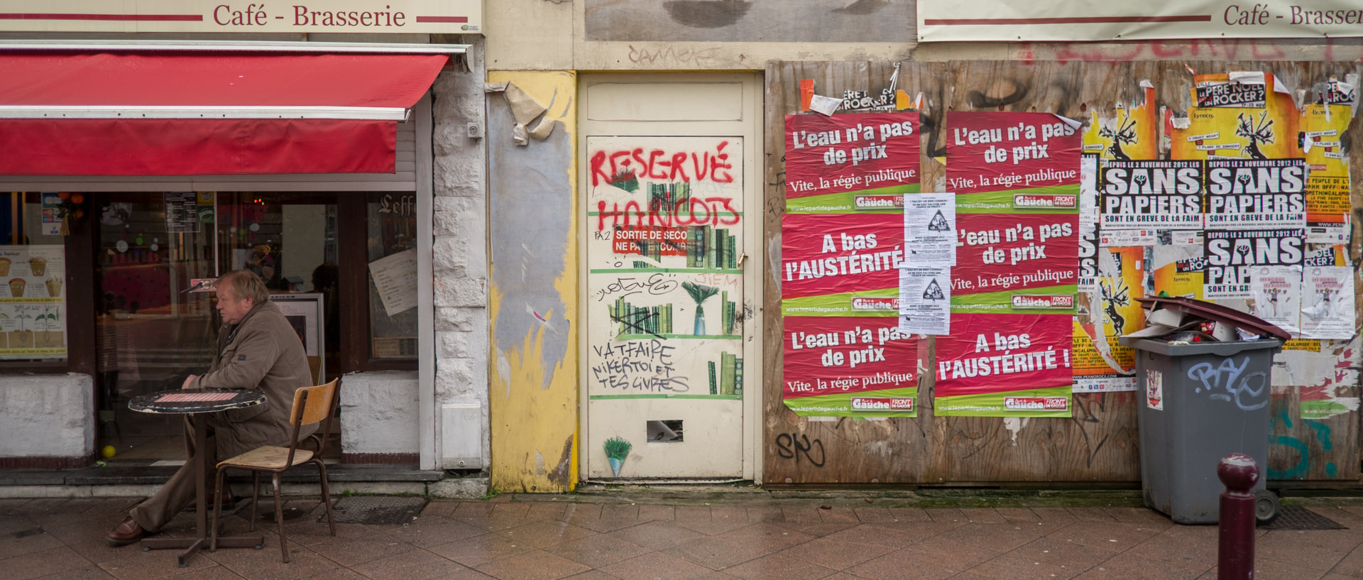 Homme en terrasse, rue Gambetta, à Wazemmes, Lille.