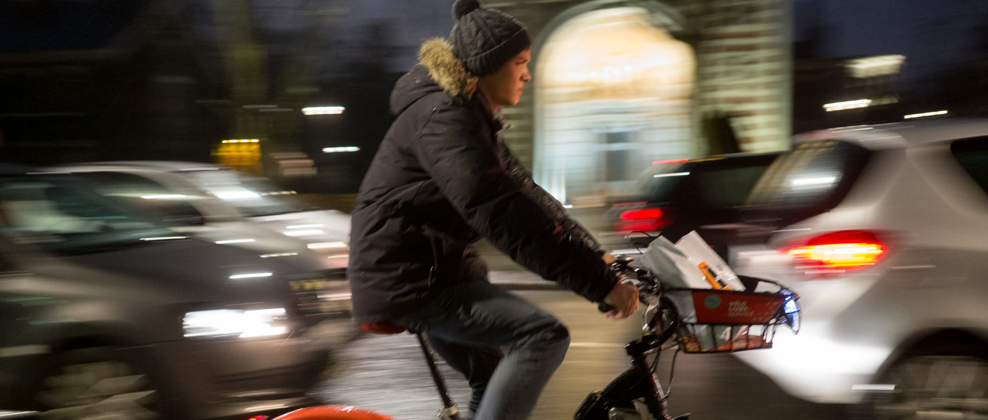 Jeune homme sur un vélo, sous la pluie, boulevard Vauban, à Lille.