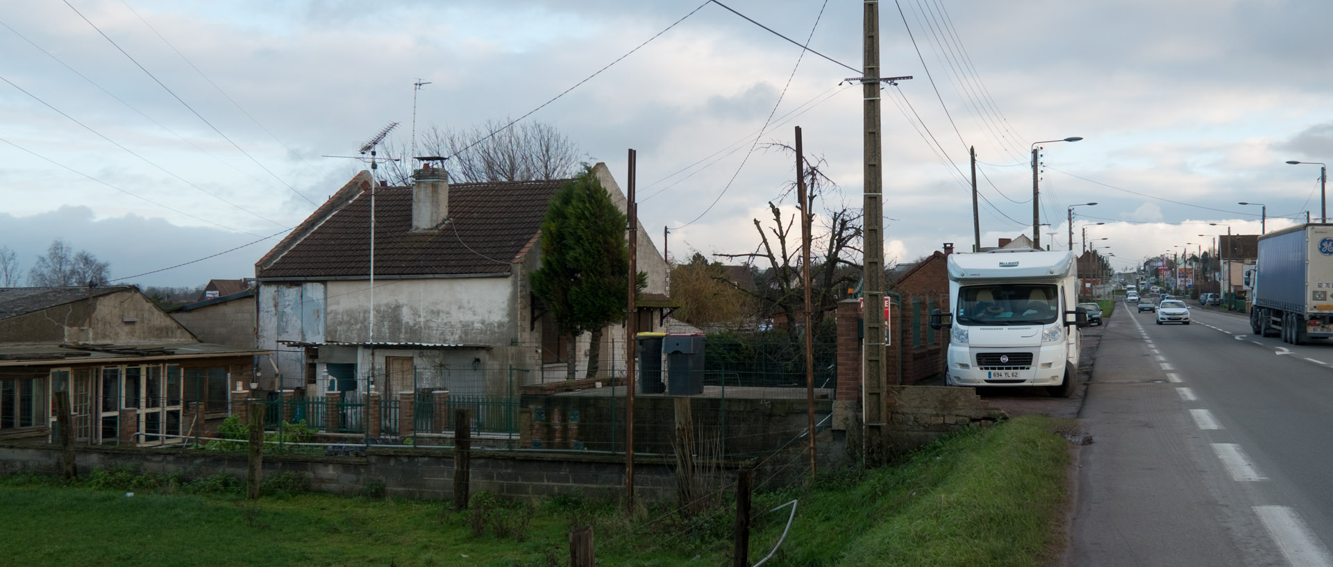 Maison et camping car, route de Béthune, à Loos en Gohelle.