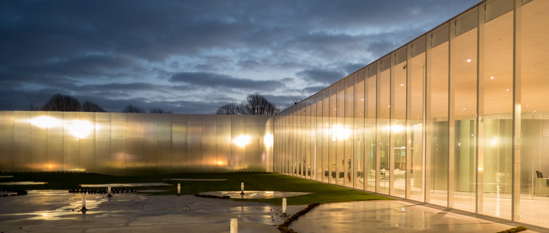 Le Louvre Lens à la tombée de la nuit.