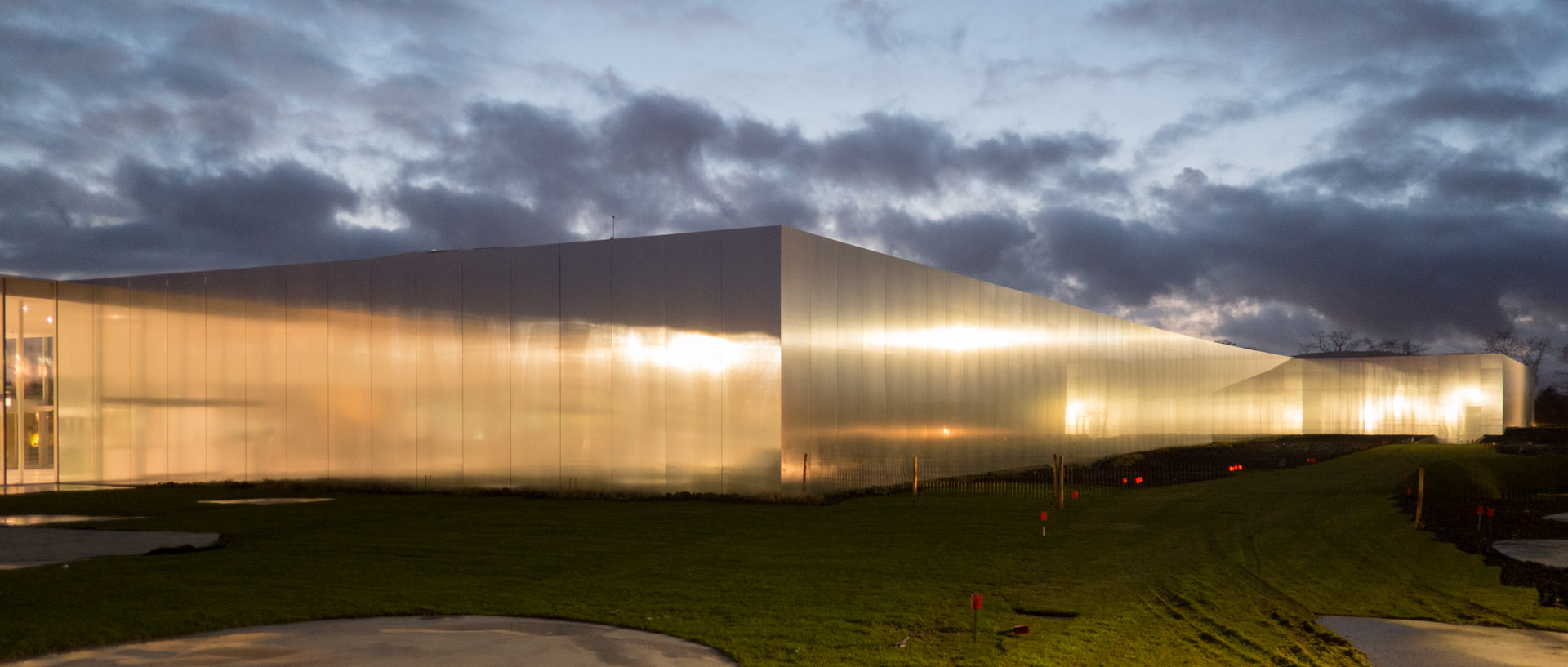 Le Louvre Lens à la tombée de la nuit.