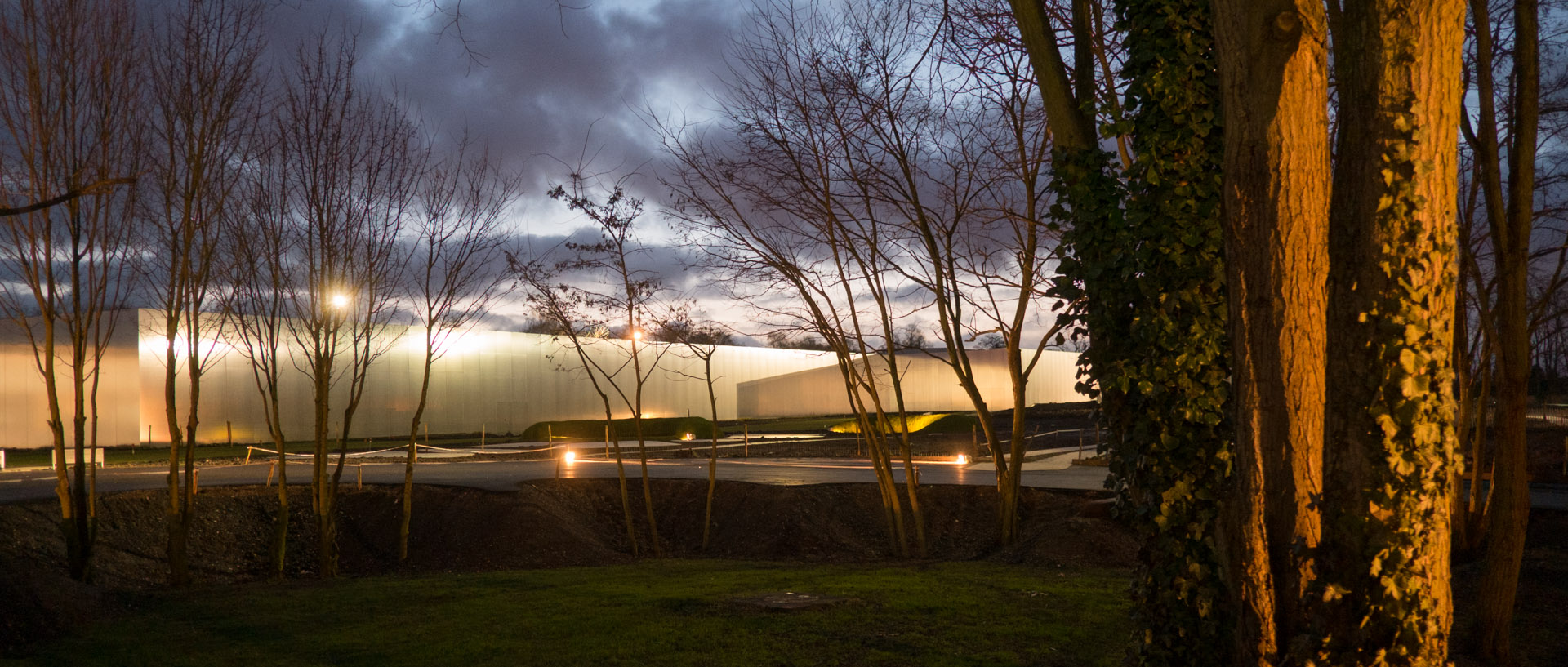 Le Louvre Lens à la tombée de la nuit.