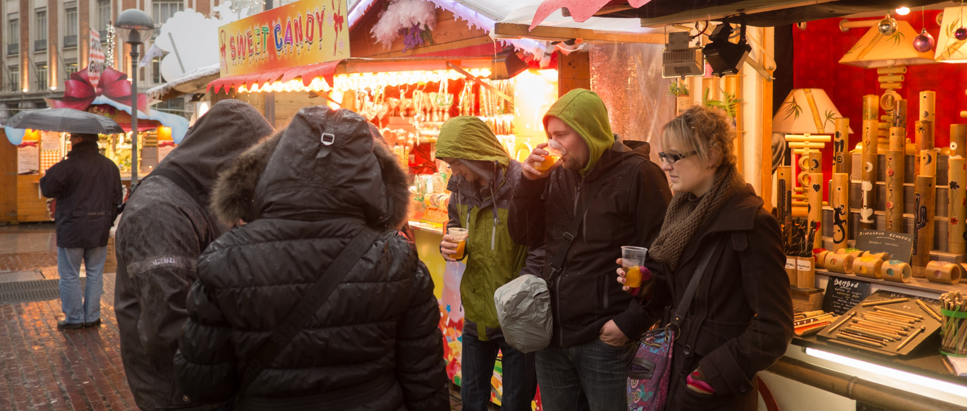 Marché de Noël sous la pluie, à Lille.