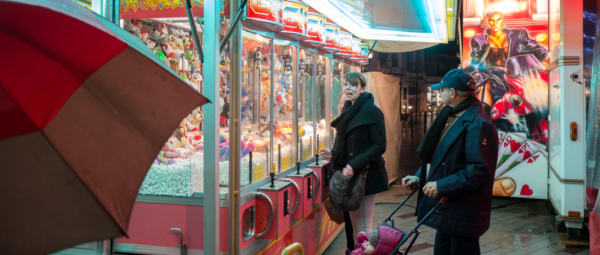 Jeune femme jouant dans un stand de fête foraine, place de la République, à Tourcoing.