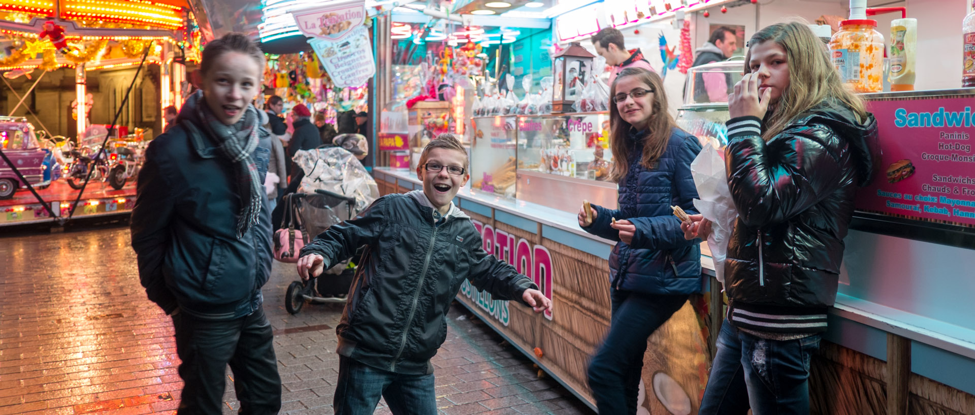 Jeunes devant un stand de confiseries, place de la République, à Tourcoing.