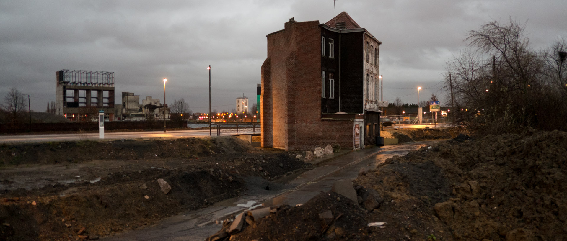 Le café Salah, devant les ruines de la GBM, dans la friche industrielle de la Zone de l'Union, à Roubaix.