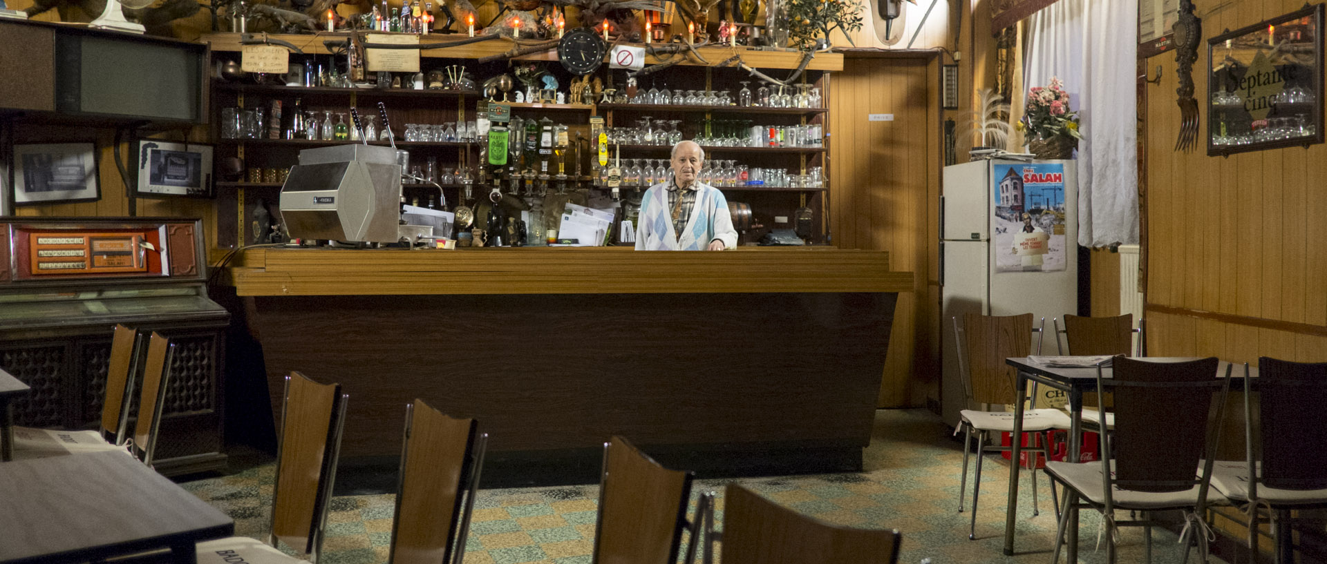 Salah derrière le comptoir de son café, dans la friche industrielle de la Zone de l'Union, à Roubaix.