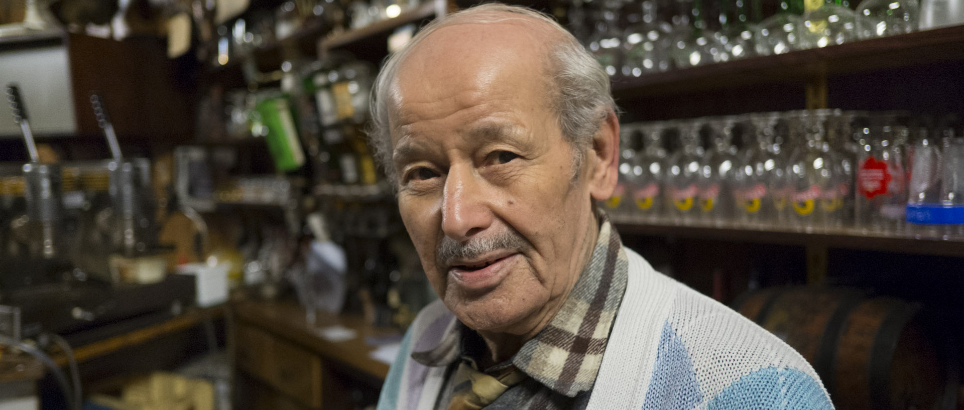 Salah derrière le comptoir de son café, dans la friche industrielle de la Zone de l'Union, à Roubaix.