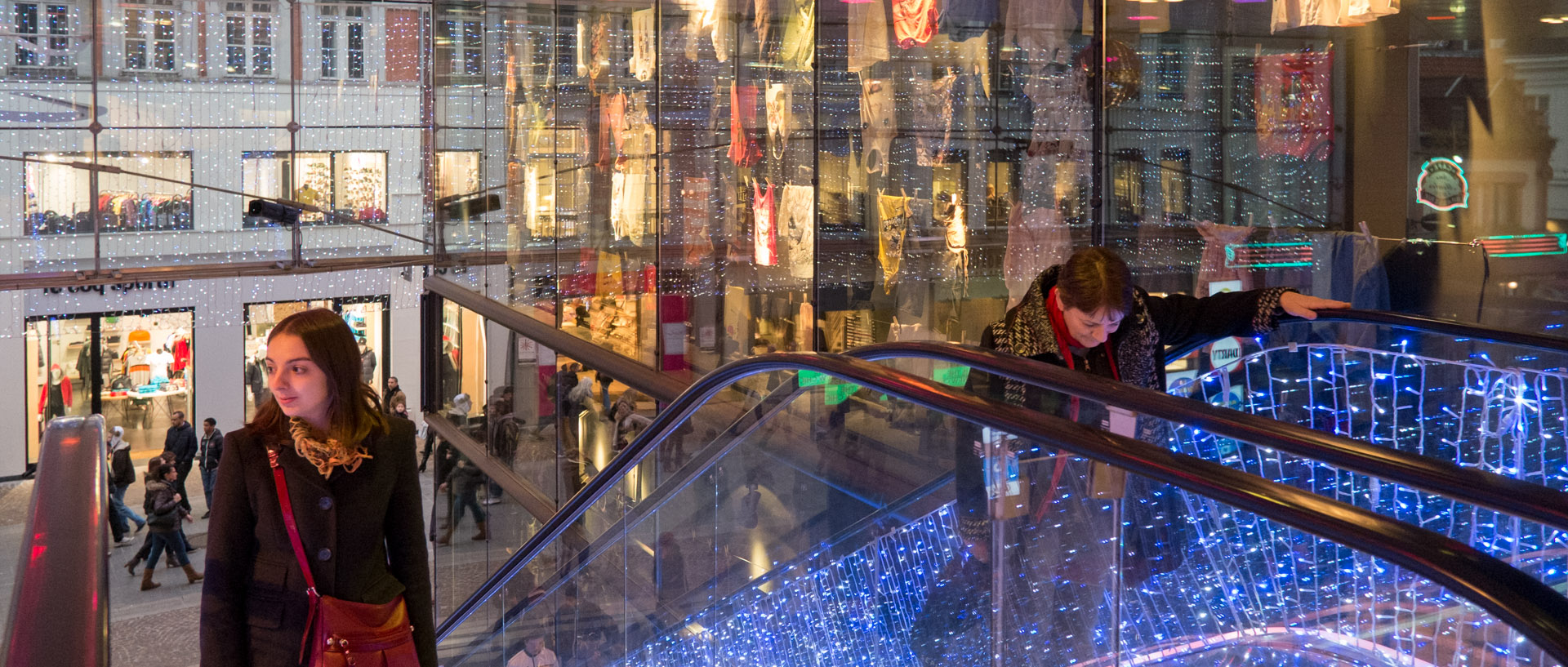 Dans un escalator des Galeries Lafayette, à Lille.