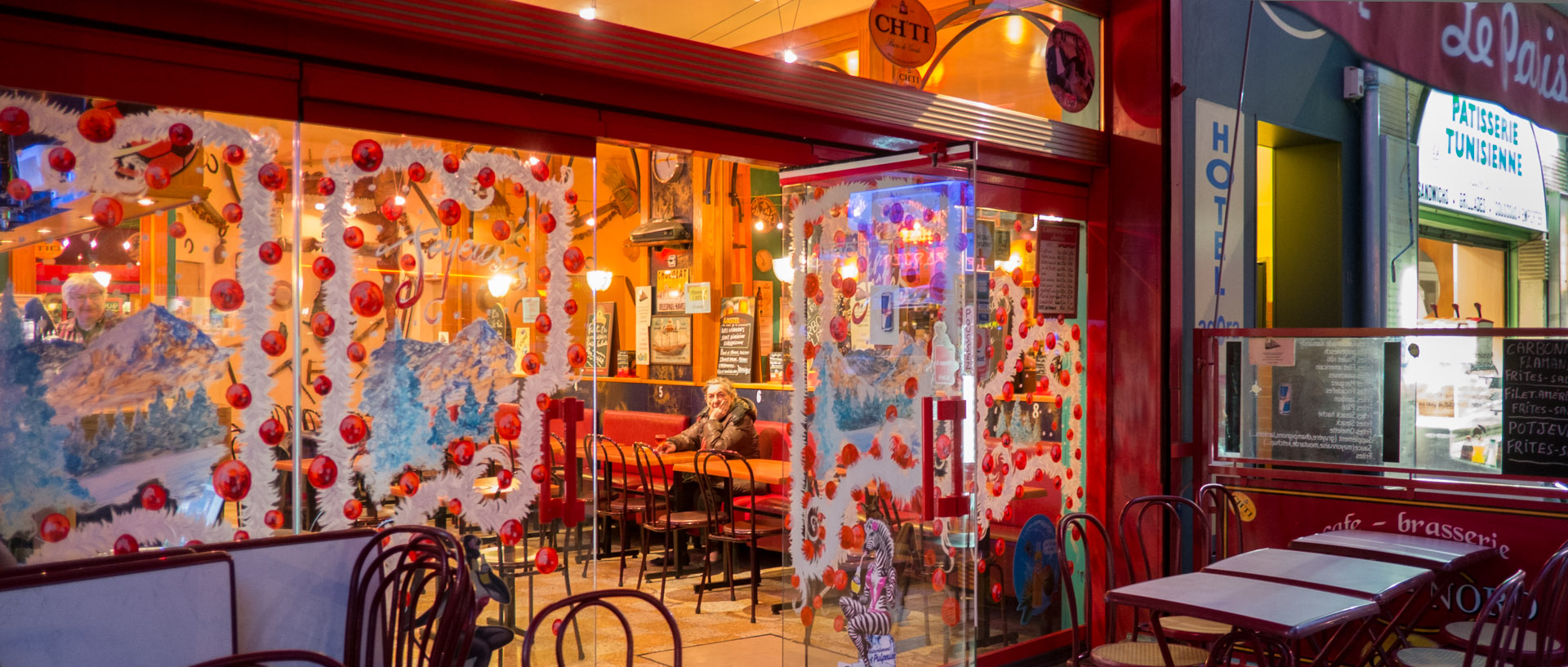 Femme dans un café, rue du Molinel, à Lille.