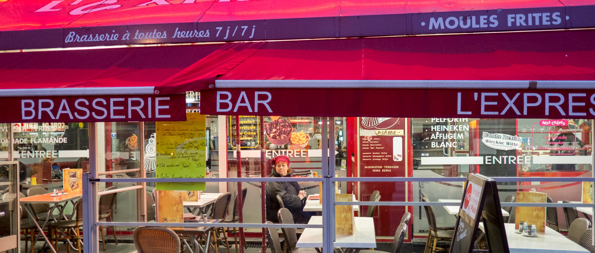 Femme seule à la terrasse d'un café, rue du Molinel, à Lille.