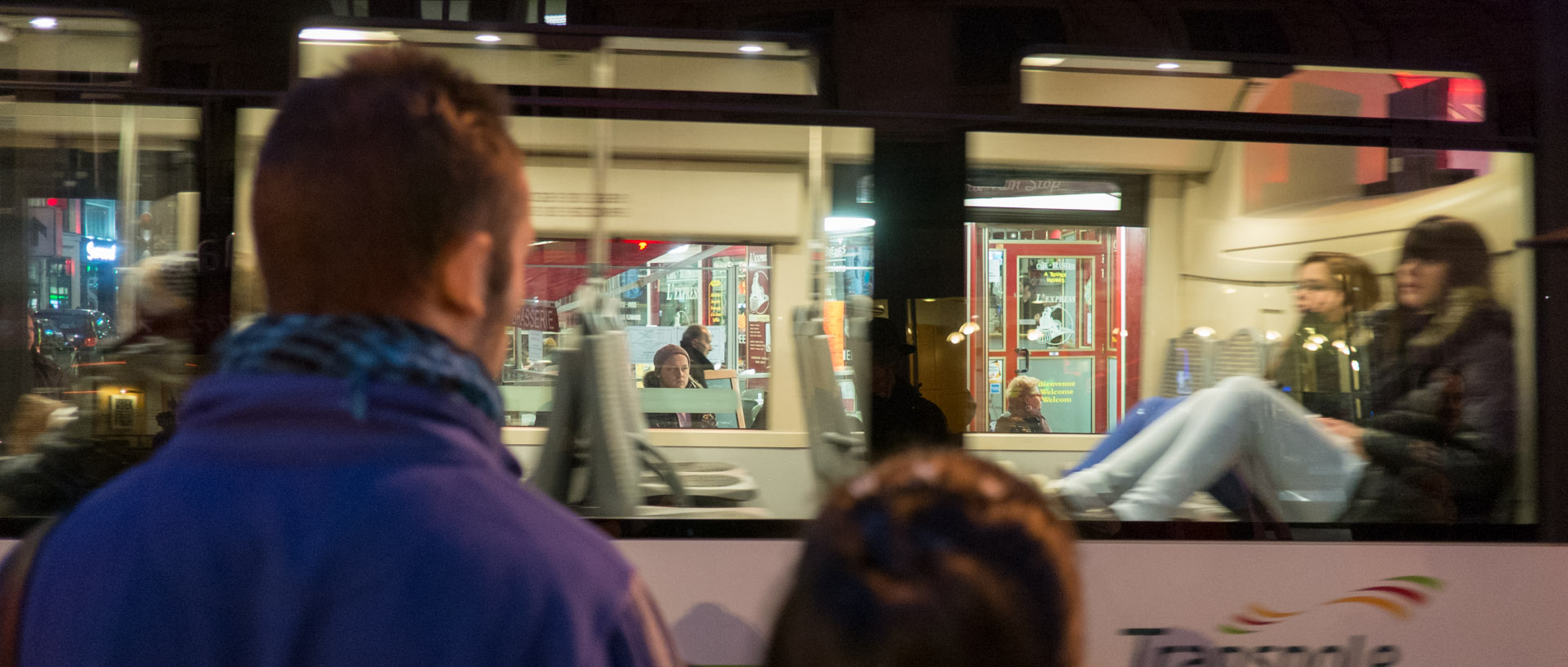 Passage d'un autobus, place de la Gare, à Lille.