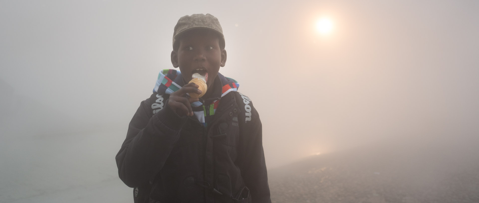 Enfant avec une glace dans le nuage de brume, intallation de l'artiste Fujiko Nakaya pour Fantastic, gare de Lille Europe.