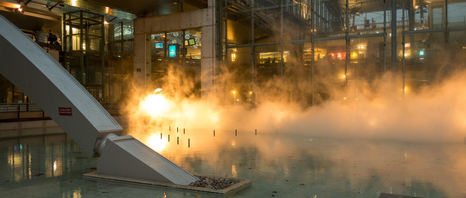 Nuage de brume, intallation de l'artiste Fujiko Nakaya pour Fantastic, gare de Lille Europe.