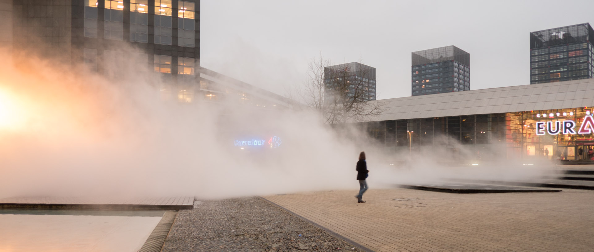 Nuage de brume, intallation de l'artiste Fujiko Nakaya pour Fantastic, gare de Lille Europe.