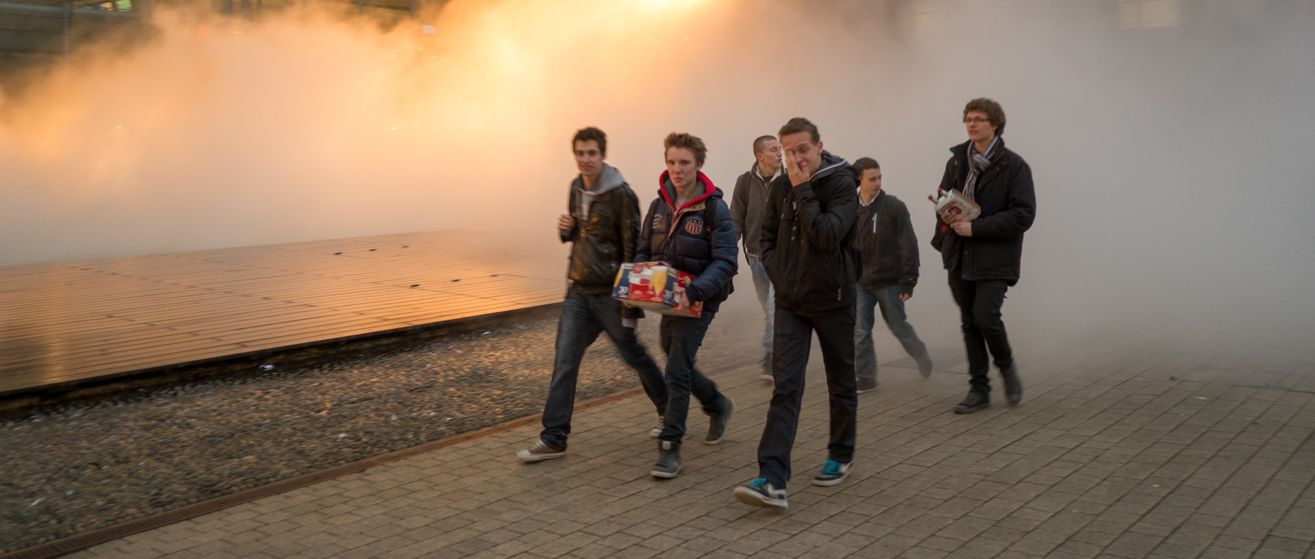 Jeunes avec des packs de bière dans le nuage de brume, intallation de l'artiste Fujiko Nakaya pour Fantastic, gare de Lille Europe.