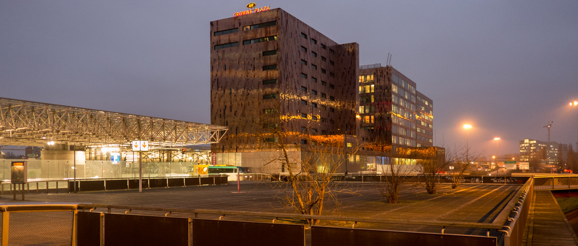 Les immeubles Leeds et la station de métro Lille Europe, à Lille.