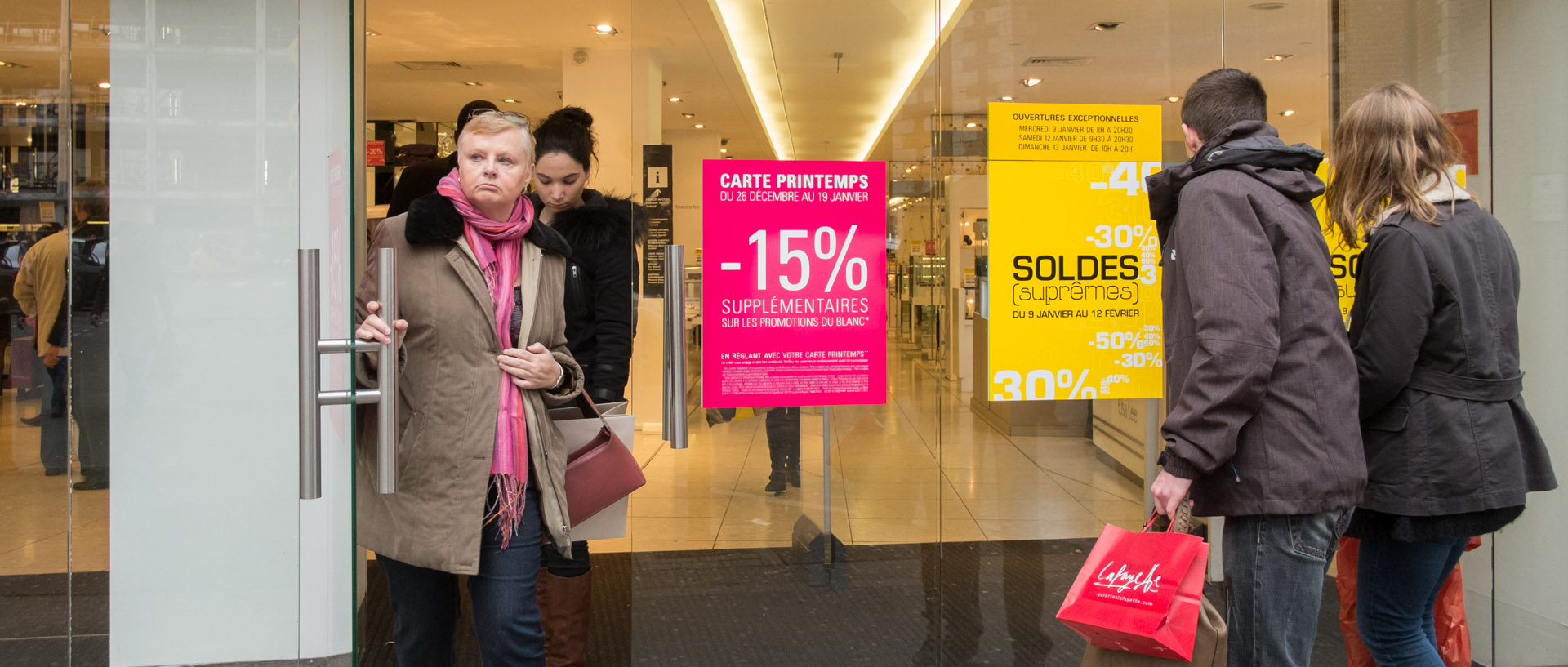 Clients entrant et sortant du magasin du Printemps, pendant les soldes, à Lille.