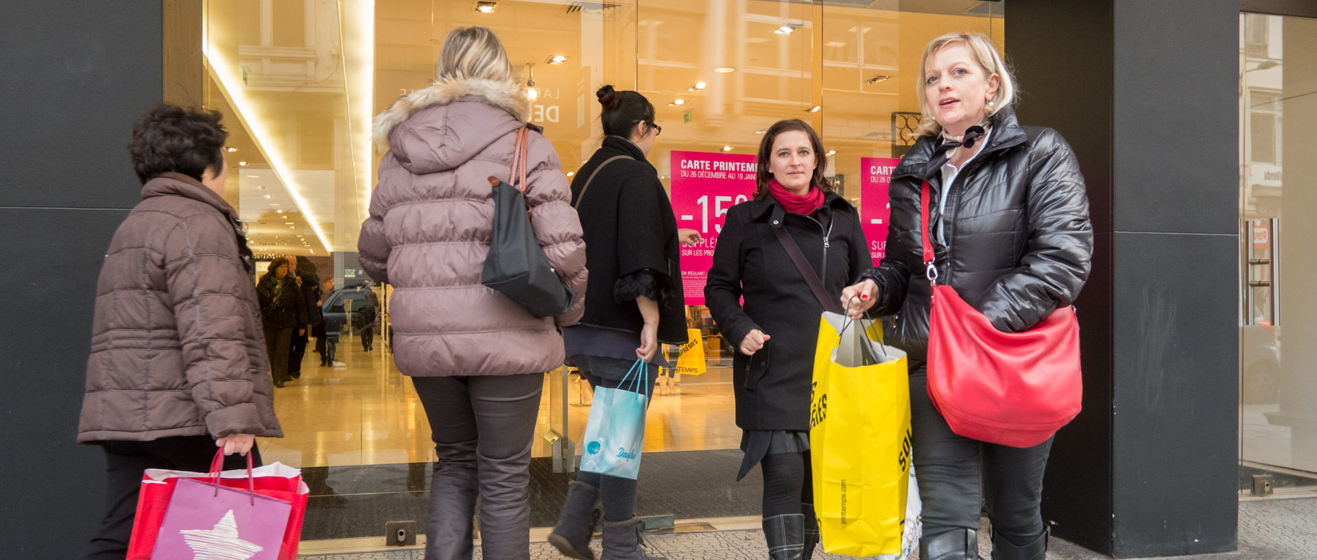 Clients entrant et sortant du magasin du Printemps, pendant les soldes, à Lille.