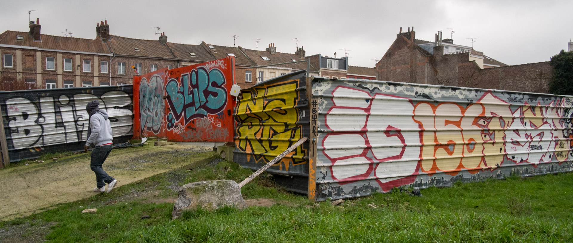 Palissades taguées, rue de l'Hôpital Saint-Roch, à Wazemmes, Lille.