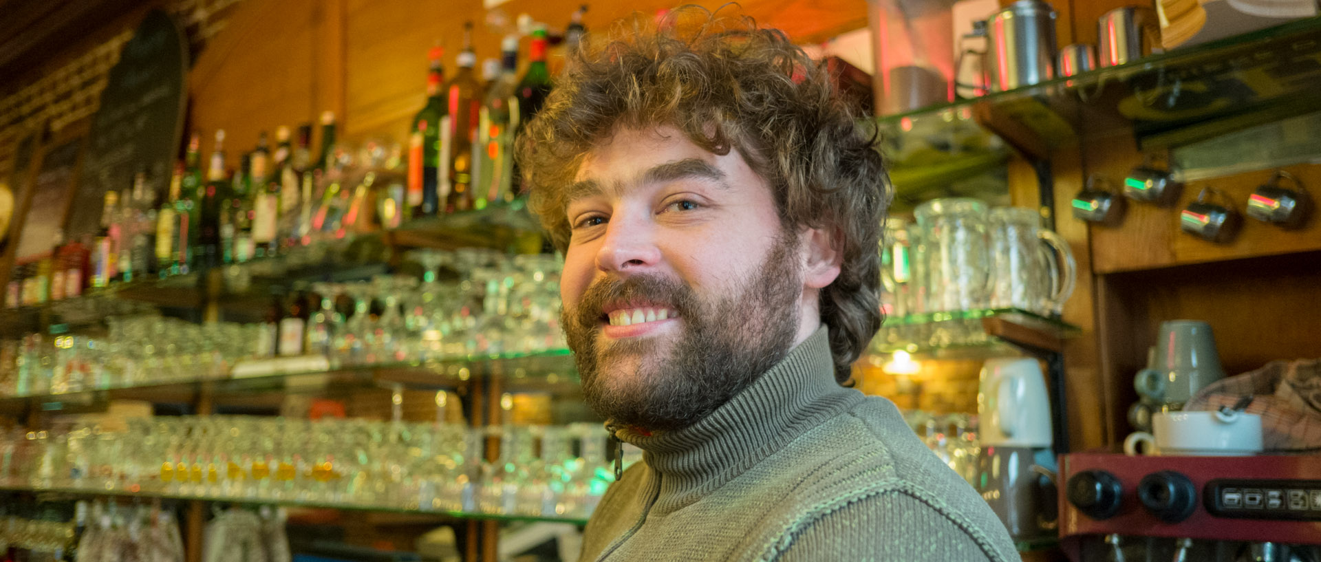 Clément dans son bistrot, l'Absurde, place de la Nouvelle Aventure, à Wazemmes, Lille.