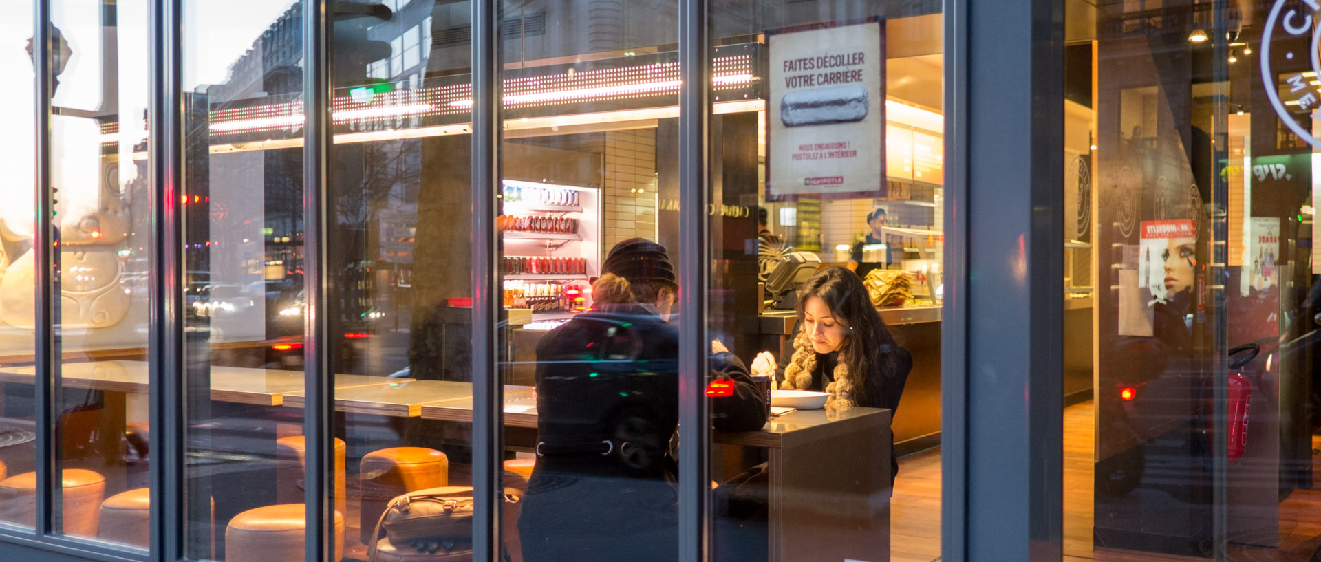 Dans un fast food, boulevard Montmartre, à Paris.