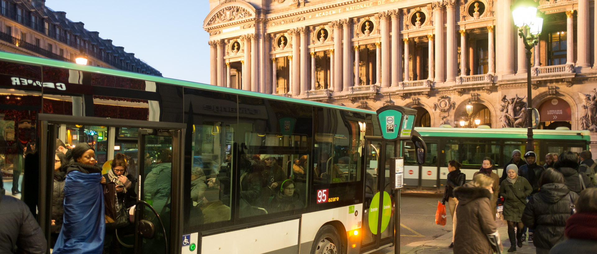 Femme dans un autobus, place de l'Opéra, à Paris.