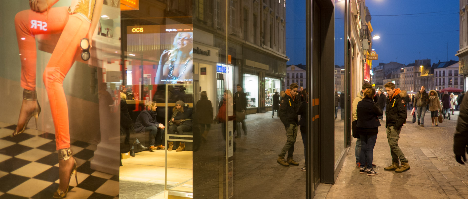 Jeunes devant une vitrine, rue Neuve, à Lille.