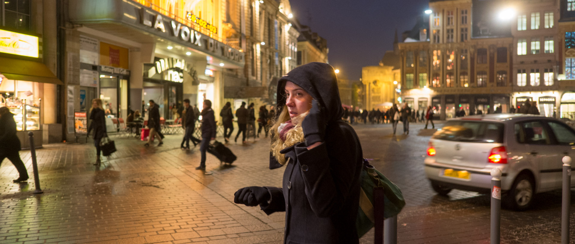 Jeune fille attendant pour traverser la place du Général-de-Gaulle, à Lille.