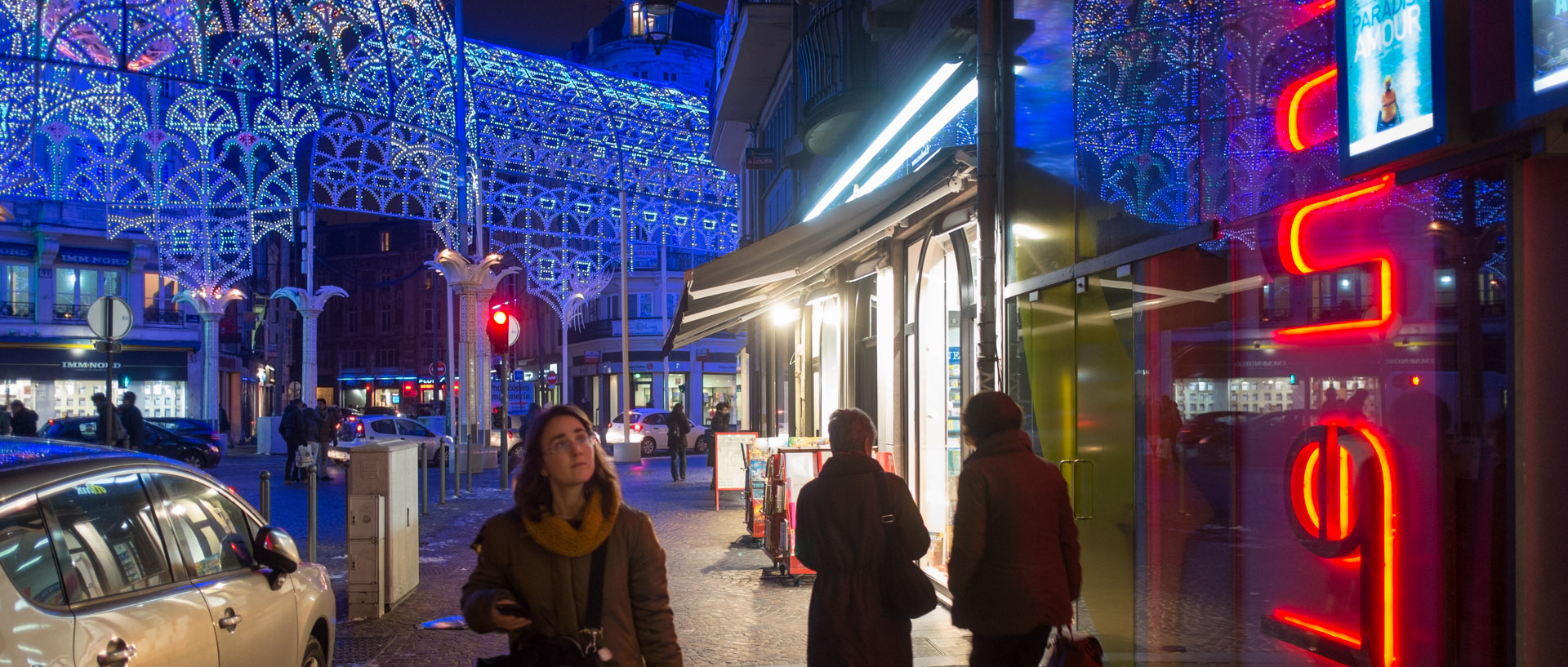 Jeune femme devant un cinéma, rue des Ponts de Comines, à Lille.