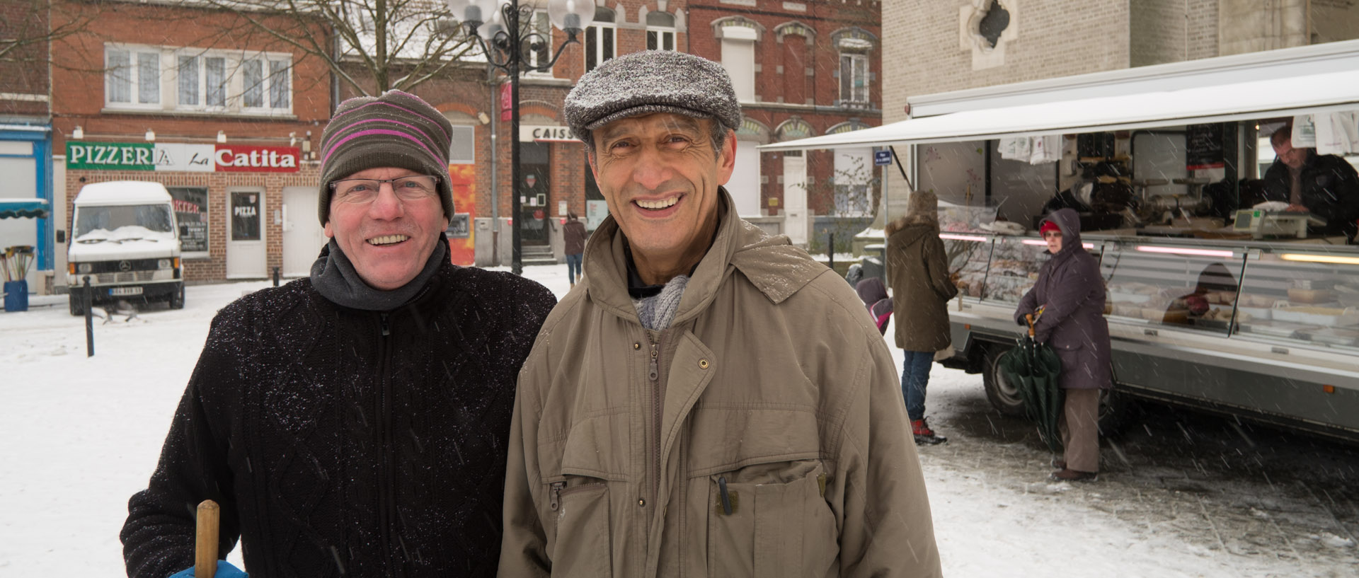 Commerçants sous la neige, dans le marché Saint-Pierre, place de la Liberté, à Croix.