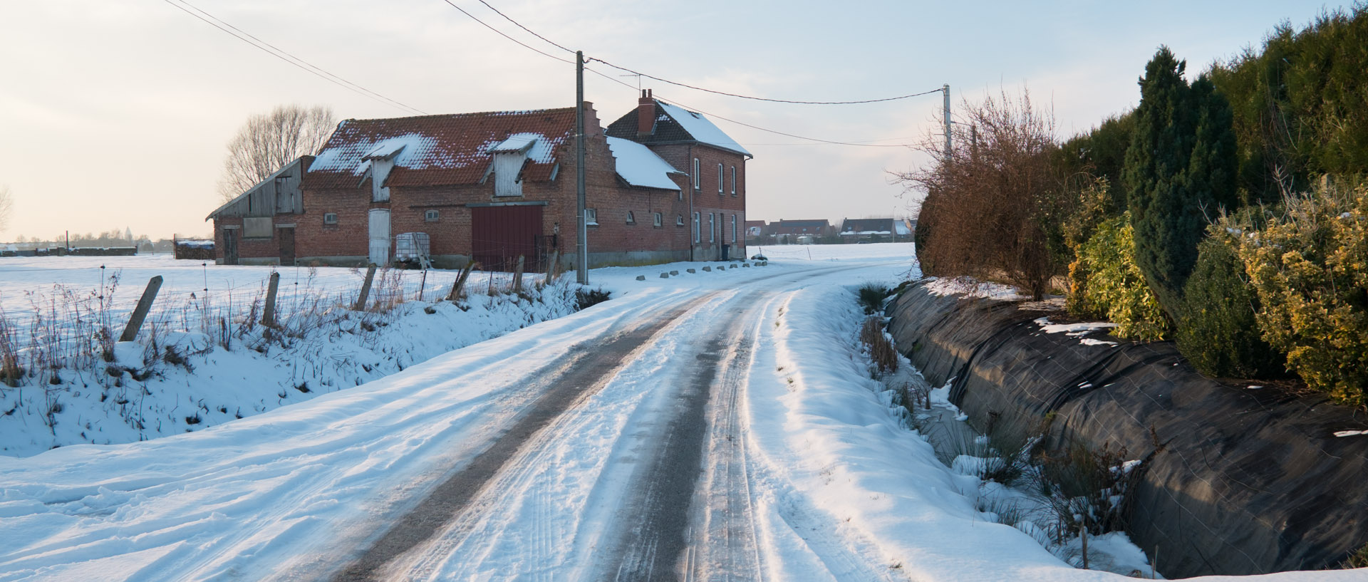 Maison isolée sous la neige, rue Brune, à Houplines.