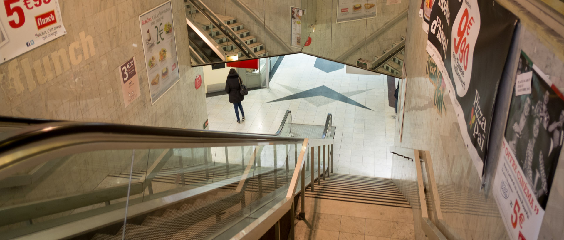 Femme, passage 57, à Lille.