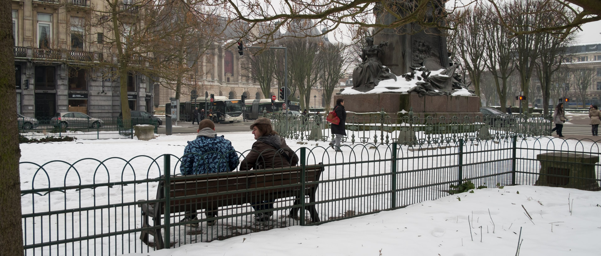 Deux hommes sur un banc, place Richebé, à Lille.