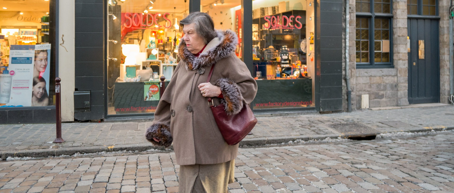 Dame traversant la rue Esquermoise, à Lille.