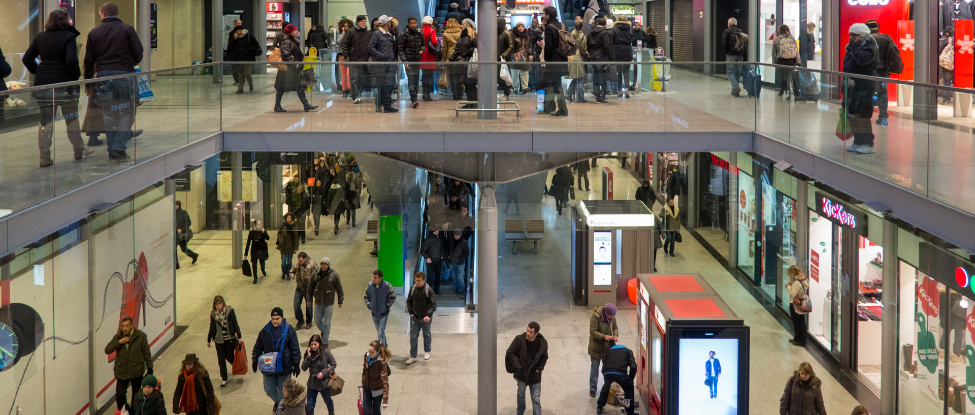 Foule, salle des pas perdus, gare Saint-Lazare, à Paris.