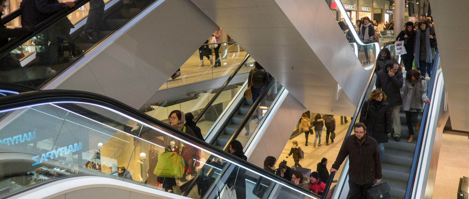 Escalators, gare Saint-Lazare, à Paris.