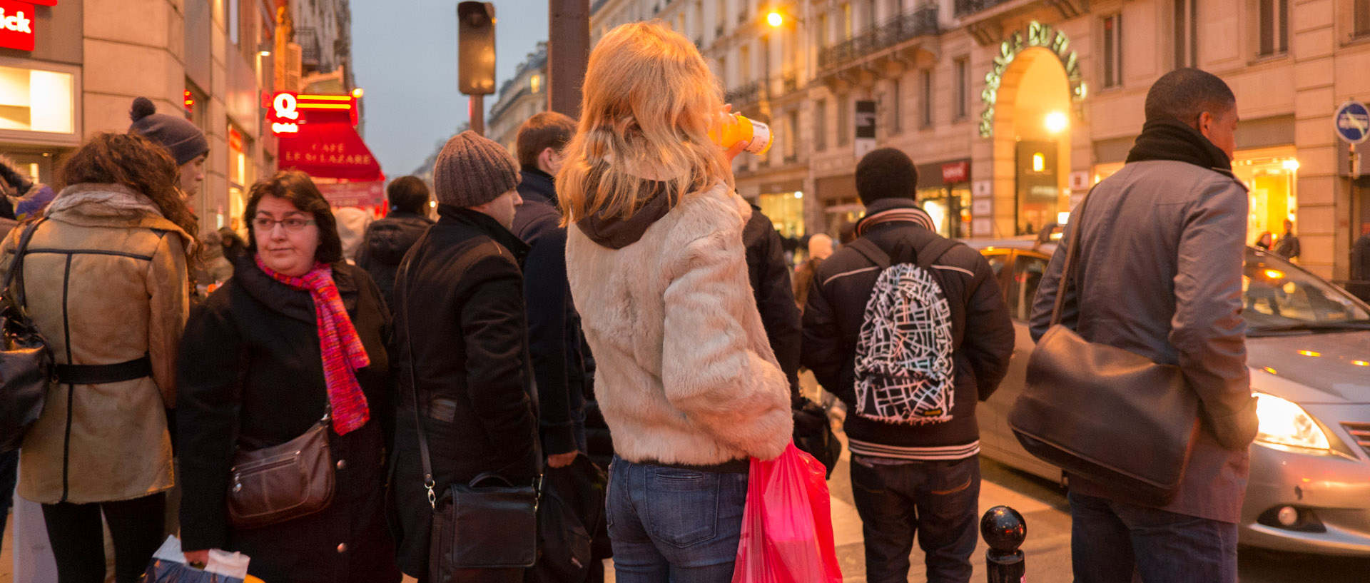 En attendant de traverser la rue Saint-Lazare, à Paris.