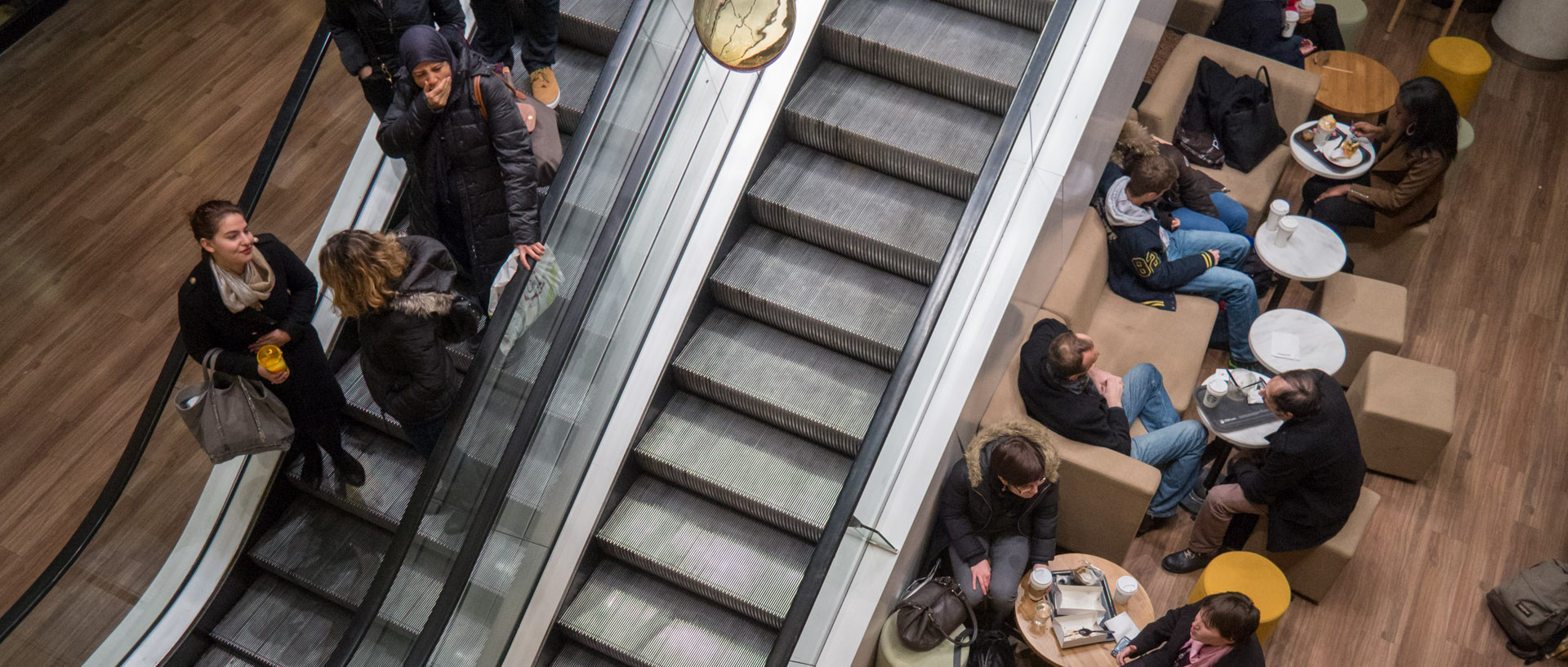 Escalators et terrasse de café, passage du Havre, à Paris.