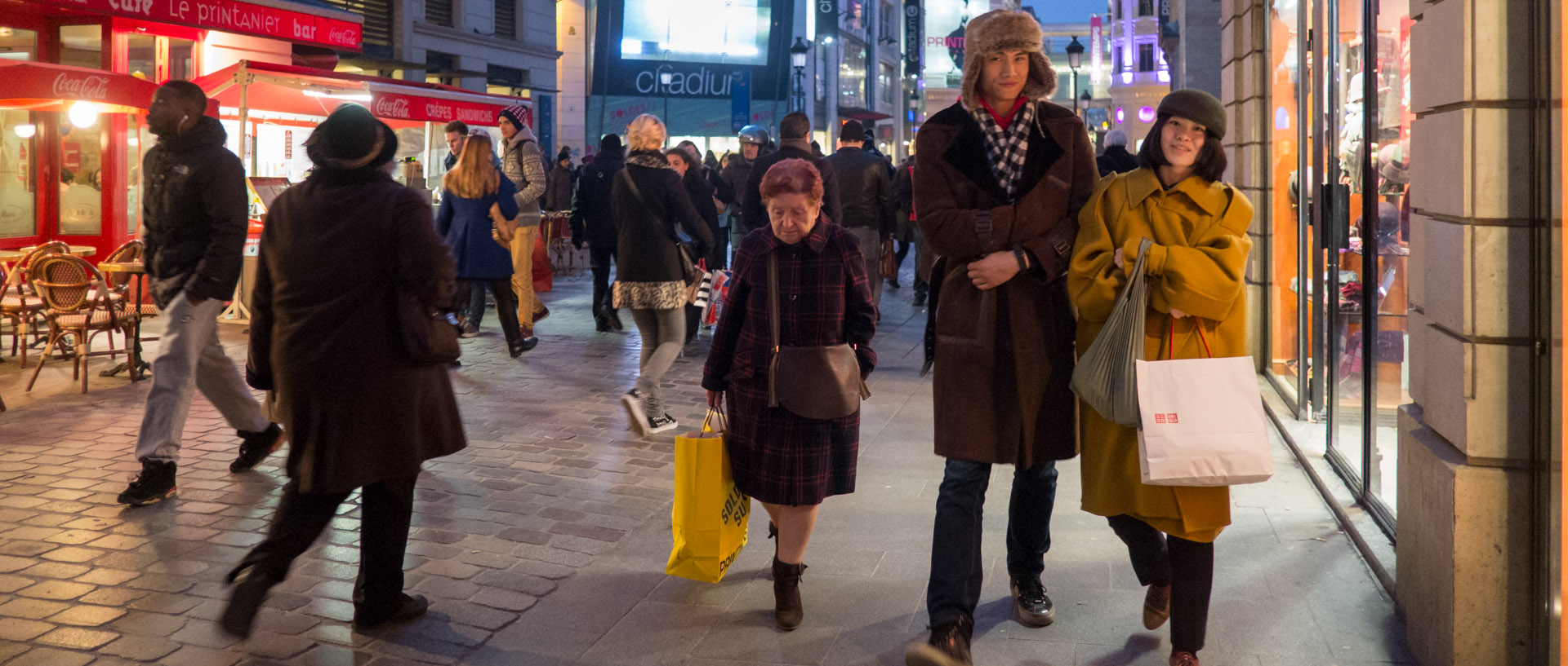 Touristes et passants, rue Caumartin, à Paris.