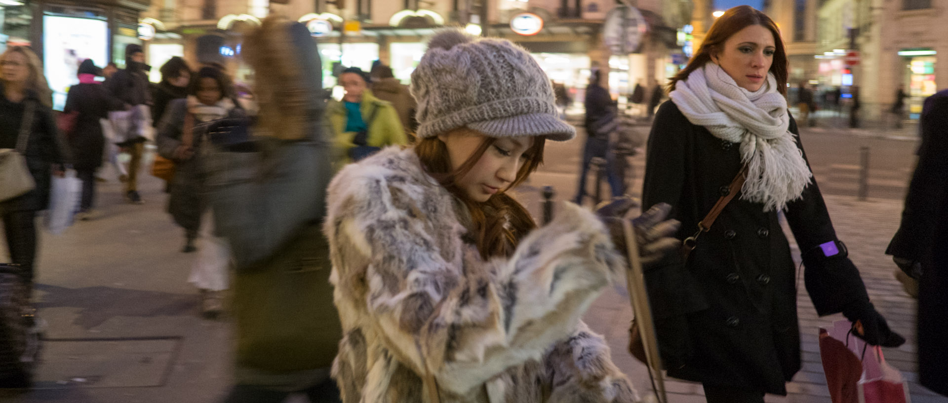 Femme asiatique et femme européenne, boulevard Haussmann, à Paris.